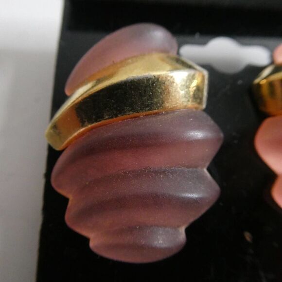 Vintage Art Deco Style Gold Tone Frosted Pink Ribbed Abstract Earrings Pierced - Picture 2 of 6